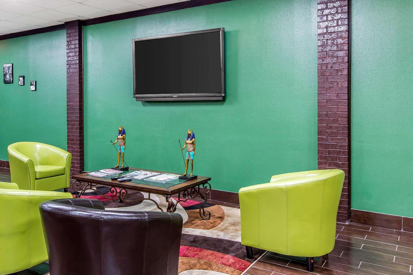 Quality Inn Hinesville - Fort Stewart Area Kitchenette Rooms - Pool - Guest Laundry Main image 2